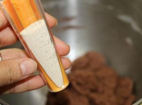 加入酵母，继续和面2分钟