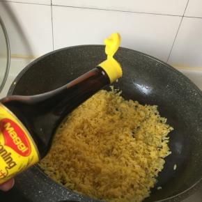 翻炒至米粒不粘，放十克美极鲜味汁翻炒均匀