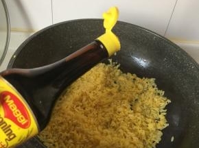 翻炒至米粒不粘，放十克美极鲜味汁翻炒均匀