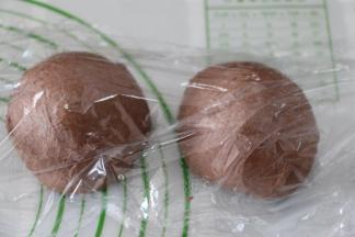 把面团分成二等份，盖上保鲜膜防止风干