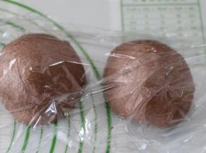 把面团分成二等份，盖上保鲜膜防止风干