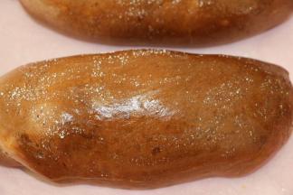 2发完成取出
175度预热烤箱
在面包表面涂上一层蛋液，撒上面粉，喜欢的可以先割包-擦蛋液-撒粉
175度烤35分钟，烤至8分钟时盖上锡纸继续烘烤