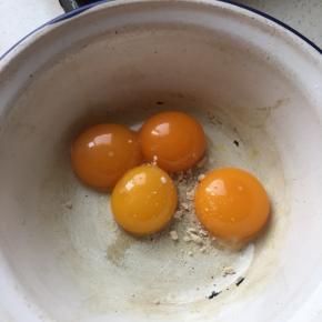 蛋黄分离，加1克鸡粉