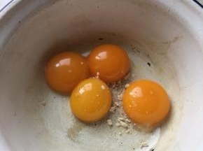 蛋黄分离，加1克鸡粉