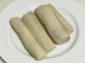 蒸熟的山药趁热去皮