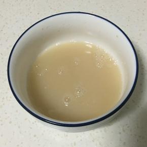 水中加入糖和酵母溶化