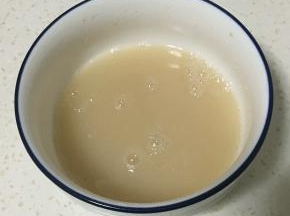 水中加入糖和酵母溶化