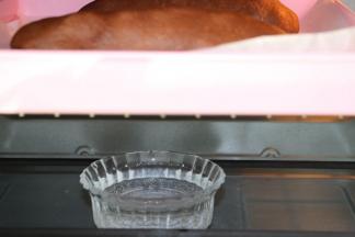 收好口，收口朝下放入烤盘
入烤箱进行2发
烤箱发酵功能30度55分钟
底下放一碗开水，保持湿度