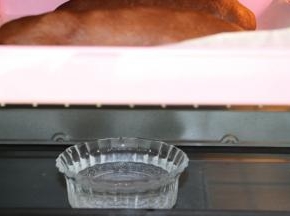 收好口，收口朝下放入烤盘
入烤箱进行2发
烤箱发酵功能30度55分钟
底下放一碗开水，保持湿度