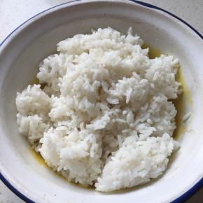 把米饭放入蛋黄液中