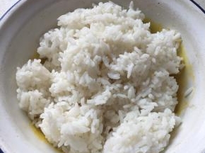 把米饭放入蛋黄液中