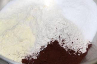 厨师机和面盆里放入面粉、可可粉、砂糖、盐、奶粉