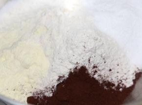 厨师机和面盆里放入面粉、可可粉、砂糖、盐、奶粉