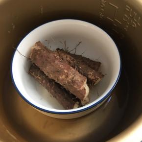 山药放高压锅中蒸熟