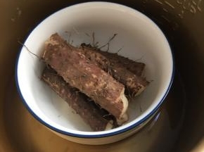 山药放高压锅中蒸熟