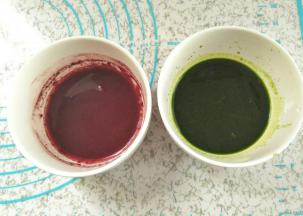 菠菜洗净榨汁取30克菠菜汁，5克红曲粉加入35克温开水中拌融化，备用