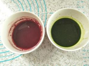 菠菜洗净榨汁取30克菠菜汁，5克红曲粉加入35克温开水中拌融化，备用