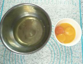 鸡蛋分离，装蛋白的盆要确保无水无油，蛋白中不能掺杂一丝蛋黄，不然打发不起来