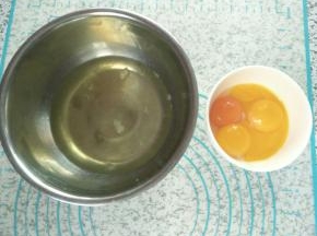 鸡蛋分离，装蛋白的盆要确保无水无油，蛋白中不能掺杂一丝蛋黄，不然打发不起来