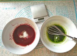 两种颜色的碗，各倒入一半玉米油，各加入约10克左右的细砂糖，（剩下的约50克细砂糖打发蛋白用），各自搅拌至完全混合