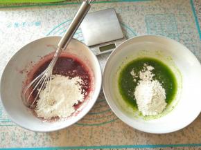 低粉也分两等份，一份倒入菠菜汁中，一份倒入红曲粉中