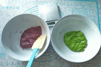 两种颜色的粉都要拌至无干粉状