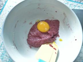 红曲面糊也一样方法加入两个蛋黄，拌均匀