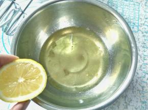 蛋白中加入几滴柠檬汁，或者白醋，打到出现大泡泡