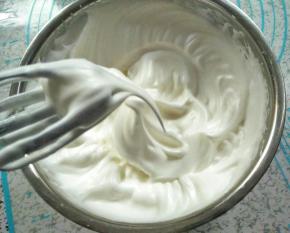 分三次加入白糖，打发到8分发，就是提起打蛋头出现大大的弯钩就可以