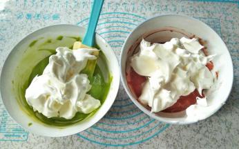 打发好的蛋白，分成两份分别加入两种颜色的碗中