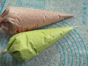 两种面糊分别装入裱花袋中