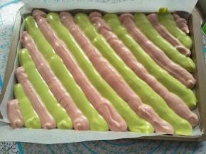 烤盘上先垫一层油纸防粘，把两种颜色的面糊交替挤在烤盘中