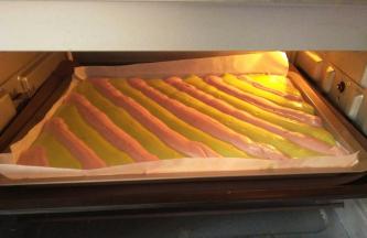 放进预热好的烤箱中层，160度烤20分钟