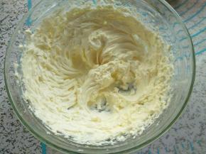 把20克糖加入200克奶油中，打发至裱花状态