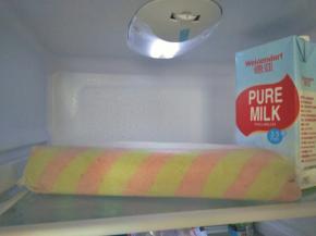 卷好的蛋糕放入冰箱冷藏2小时以上，定型