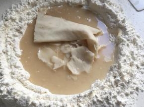 把山药泥和酵母水放至中间