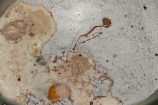 打入鸡蛋倒入牛奶