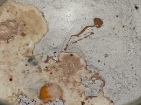 打入鸡蛋倒入牛奶