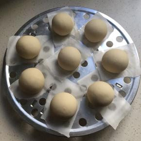 滚圆垫上油纸放至蒸格上