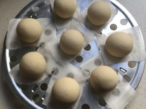 滚圆垫上油纸放至蒸格上