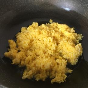 热锅热油放入米饭翻炒