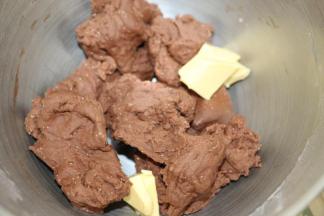 加入黄油，继续和面5分钟