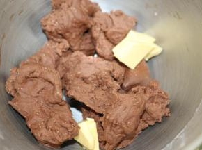 加入黄油，继续和面5分钟