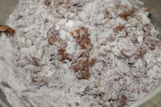 搅成絮状，启动厨师机2档，和面3分钟