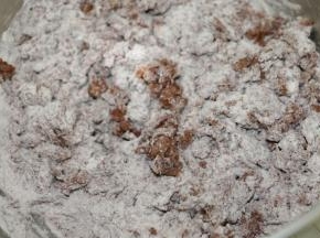 搅成絮状，启动厨师机2档，和面3分钟