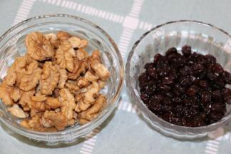 发酵时准备好核桃仁和葡萄干