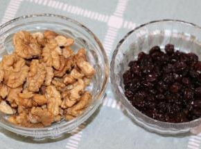 发酵时准备好核桃仁和葡萄干