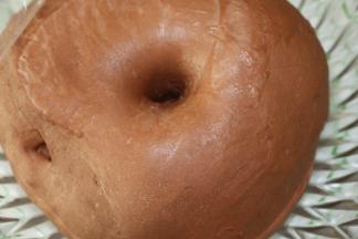 面团发酵至原来的2-2.5倍大，手指戳孔不塌陷不回缩即表示发酵完成了