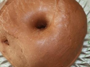 面团发酵至原来的2-2.5倍大，手指戳孔不塌陷不回缩即表示发酵完成了