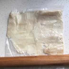 装入保鲜袋中擀成泥